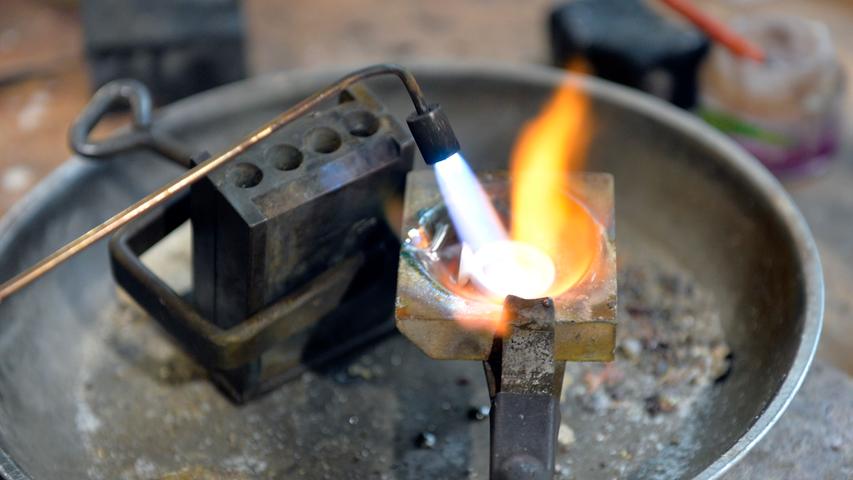 4000 Grad heiß wird das Silber, aus dem harten, reinen Material wird eine flüssige rote Masse.