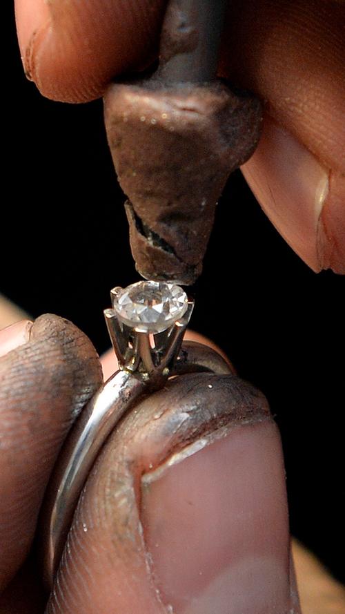 Am Ende fertigt er einen Ring im Tiffany-Stil.