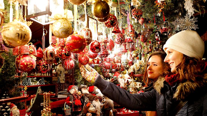 Der Nürnberger Christkindlesmarkt steht für traditionell handwerkliche Produkte. So gibt es Weihnachtsschmuck aus Glas und Holz in allen Formen und Farben für die passende Weihnachts- dekoration Zuhause. Ein besonderer Nürnberger Weihnachtsschmuck ist übrigens der berühmte Nürnberger "Rauschgoldengel".