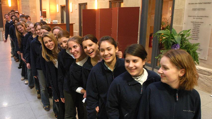 Schüler des Helene-Lange-Gymnasiums werden die "Blauen" vom Kulturforum und kümmern sich um den Empfangsdienst.