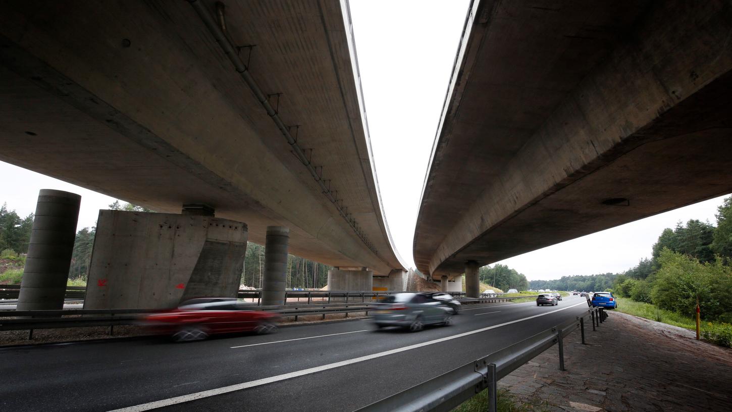 Temperaturen, Geschwindigkeit, Drehungen: Sensoren an der Brücke am Nürnberger Autobahnkreuz sollen so ziemlich alles erfassen.