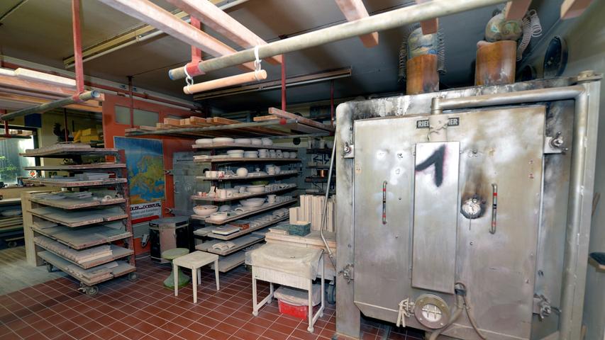 Herzstück der Werkstatt sind die großen Tonöfen. Nach dem Trocknen kommt die Keramik zweimal in den Ofen. Drei Tage dauert ein Brennvorgang, in denen sich der Ofen auf 1080 Grad erhitzt und abkühlt.