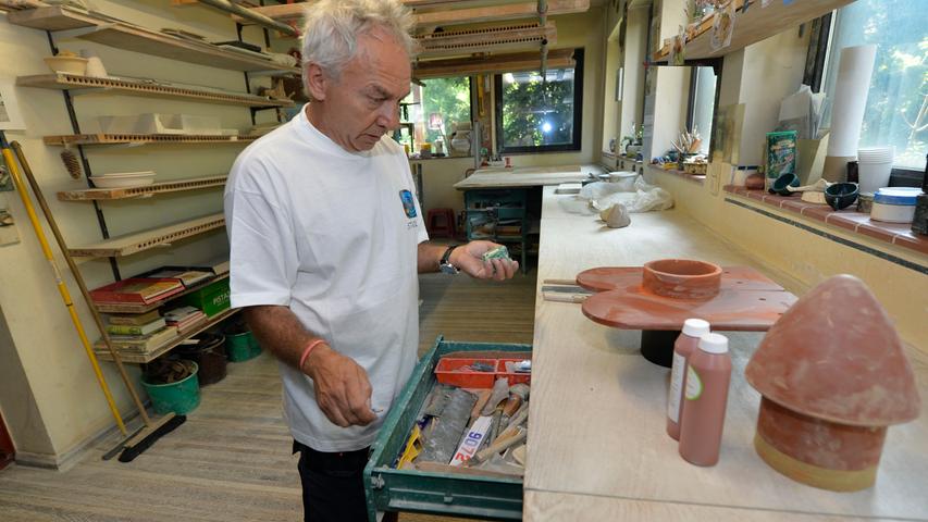 An langen Werkbänken bearbeitet der Keramiker mit seinen drei Mitarbeitern den Ton. Dafür gibt es zahlreiche kleinere Werkzeuge.