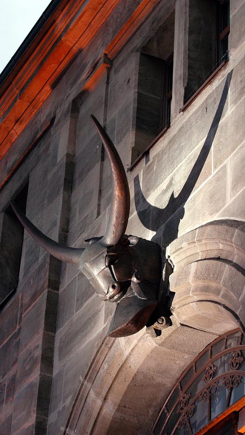 Gernot Rumpfs Bronzeplastik "Großer Minotaurus" ist das Markenzeichen des Kulturforums - und erinnert an dessen Vergangenheit.