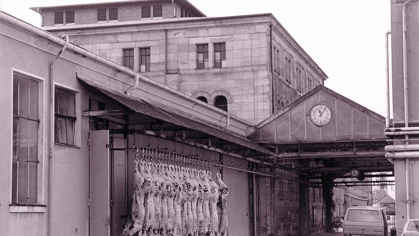 Mehr als 100 Jahre lang war der heutige Kulturort an der Maxbrücke Fürths Schlachthof. Als er 1881 in Betrieb ging, blieben die Metzger übrigens demonstrativ der Feier fern. Sie wollten ihre alten Schlachtstätten, die teils in reinen Wohnvierteln standen, nicht aufgeben.