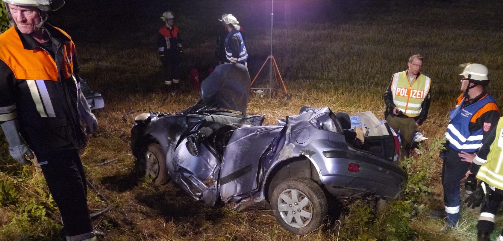 B2: Auto kracht mit Dach gegen Baum - 23-Jähriger stirbt