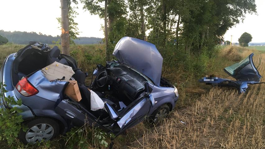 Auf der B2 zwischen Schwabach und Schwabach-Wolkersdorf überschlug sich am Mittwochmorgen ein Auto und prallte mit dem Dach gegen einen Baum. Der 23-jährige Fahrer kam dabei ums Leben. Die Bundesstraße war mehrere Stunden komplett gesperrt. Die Ursache ist noch unklar.