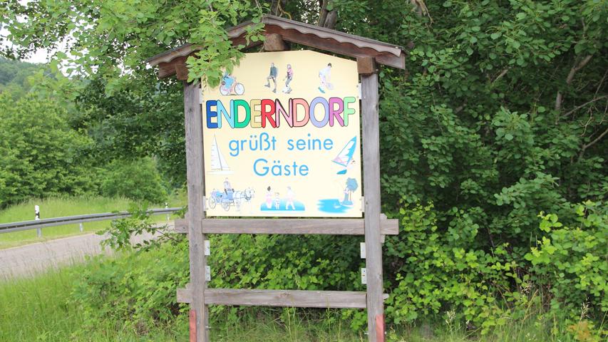 Früher war Enderndorf vom Hopfenanbau geprägt, seit der Flutung des Bromachsees ist es Hafendorf - und der Tourismus ist immer wichtiger geworden. Das zeigt sich schon am Ortseingang.