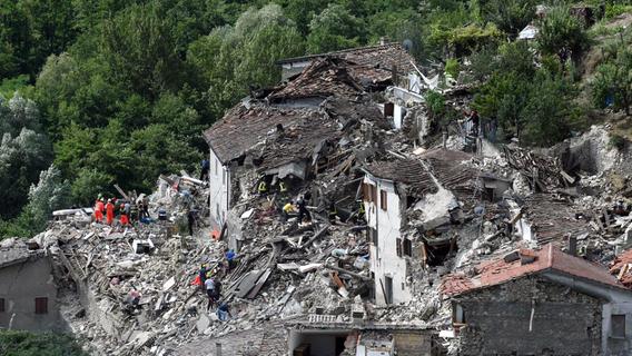 Video: Erdbeben verwüstet Dörfer in Italien, Dutzende sterben