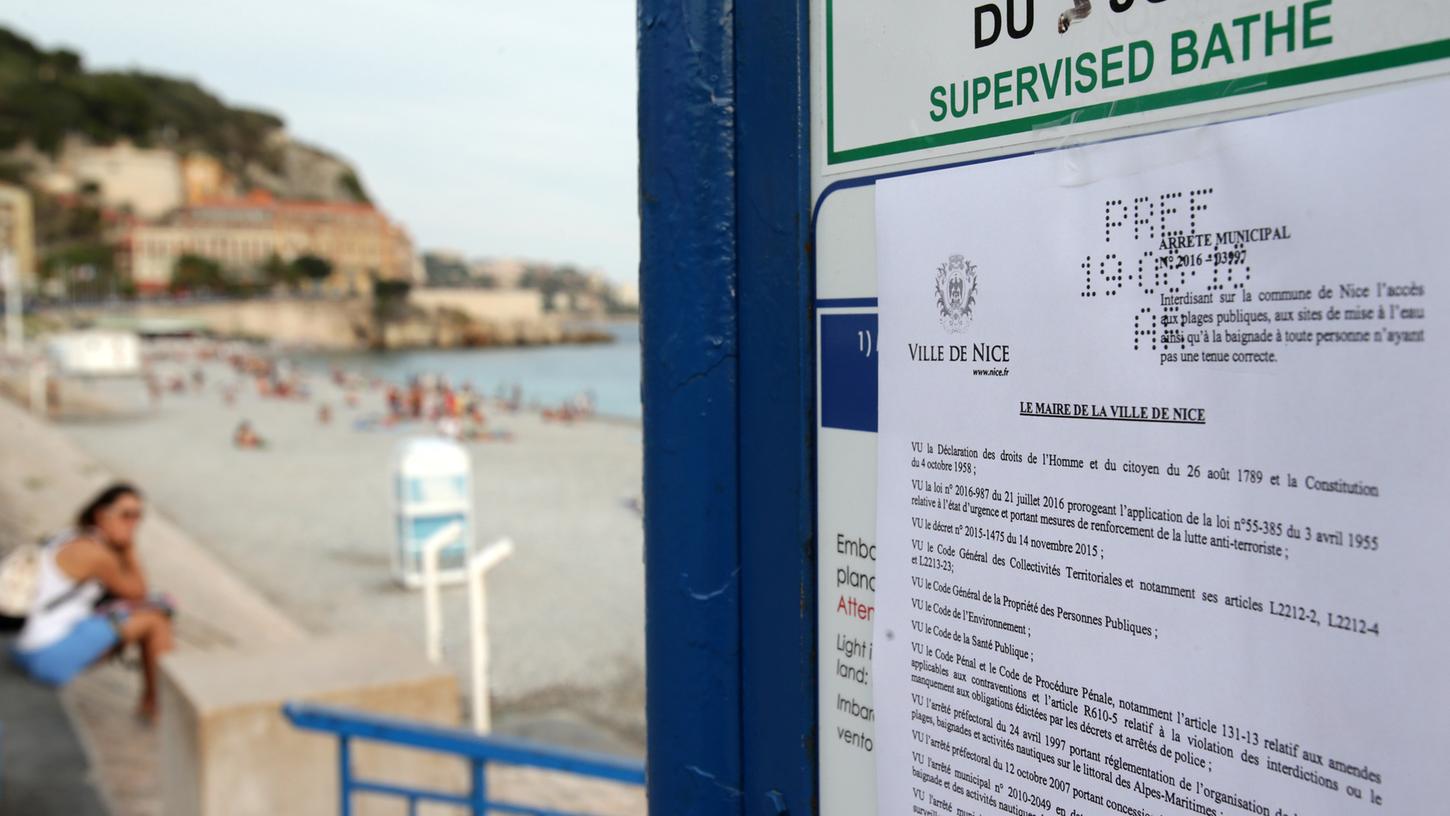 Berichte über eine Polizeikontrolle am Strand von Nizza sorgen nicht nur in Frankreich für Aufsehen.