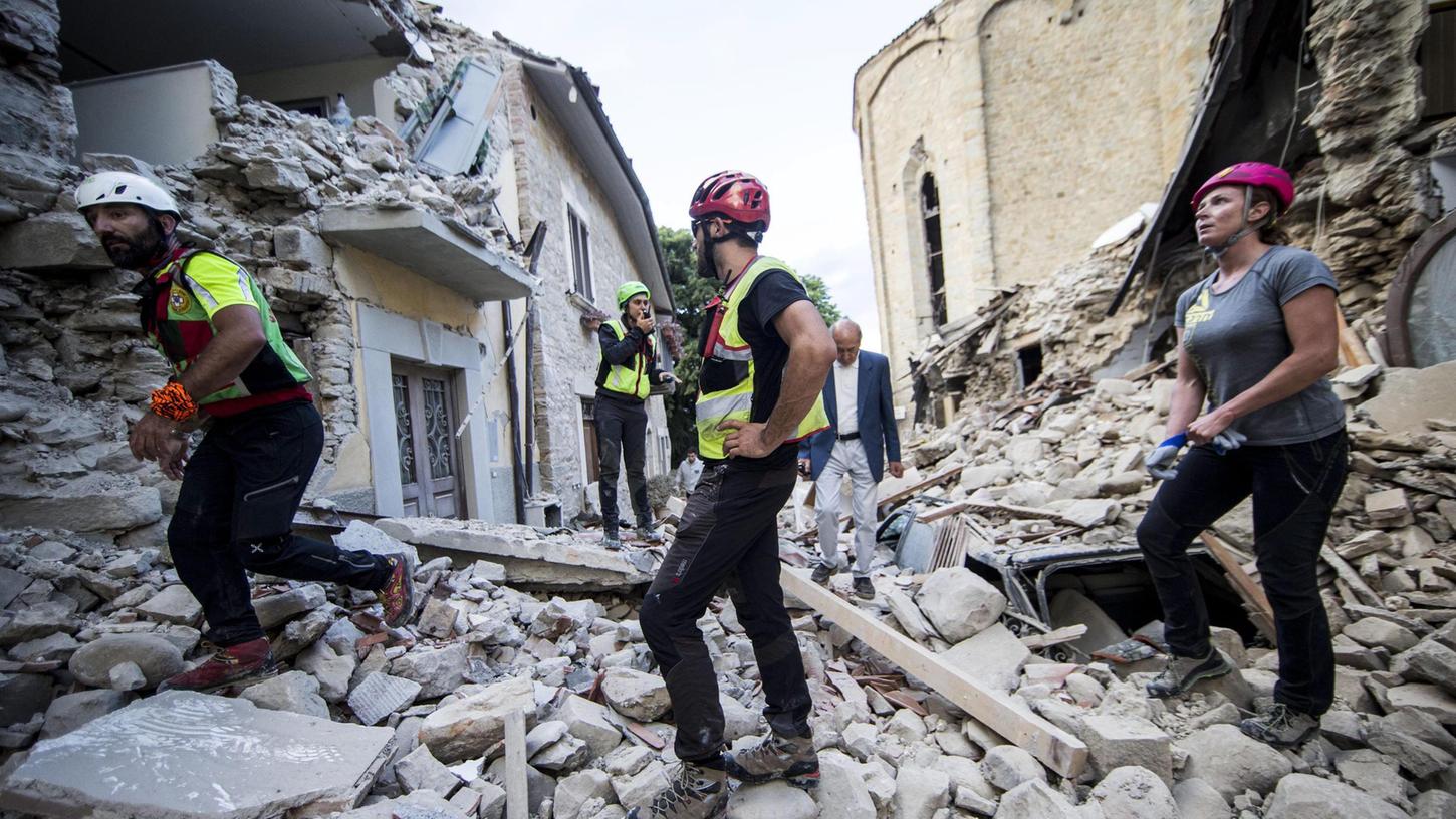 Binnen Sekunden war alles zerstört: Rettungskräfte bergen einen verletzten Mann in Amatrice.