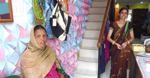 Meera Sharma (im Bild links) stammt aus dem kleinen indischen Dorf Phula. Seit elf Jahren näht sie Saris, die im kleinen Laden „Sadhna“ in Udaipur verkauft werden.