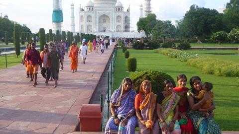 Und wenn es darauf ankommt, stehlen die bunten Gewänder sogar dem berühmten Taj Mahal die Schau.