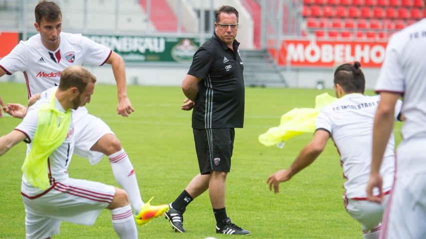 ...Markus Kauczinski, der beim FC Ingolstadt an der Seitenlinie steht. Beide Trainer feiern am 1. Spieltag ihr Bundesliga-Debüt.