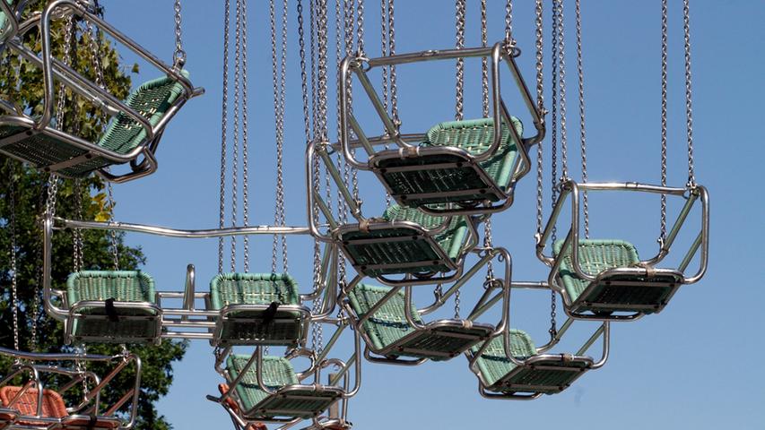 Mann und Maus auf Testfahrt: Der Aufbau beim Nürnberger Herbstvolksfest