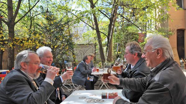 Selbstgebrautes, süffiges Bier, Brotzeit, Bratwurst, Schäufele und immer auch ein vegetarisches Gericht: Willkommen im Schanzenbräu in Gostenhof! Der Biergarten im Hinterhof hat seinen ganz eigenen lässigen Charme - immer schwer angesagt und deshalb auch nicht selten bis auf den letzten Platz besetzt.