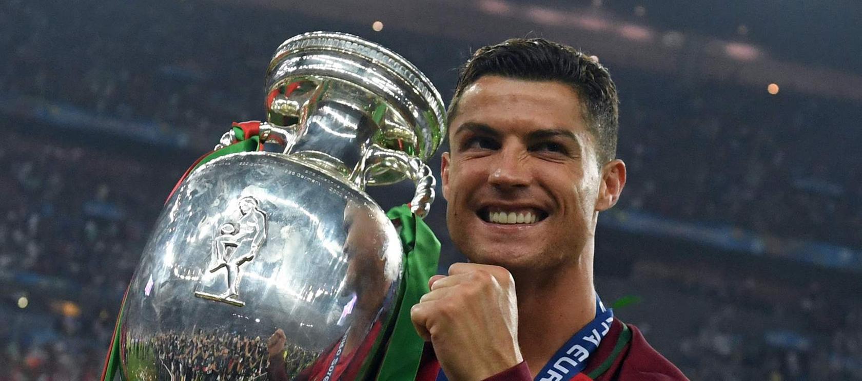 Erst stemmte Cristiano Ronaldo den Europameister-Pokal in die Luft, nun wurde er zu Europas Fußballes des Jahres gewählt.
