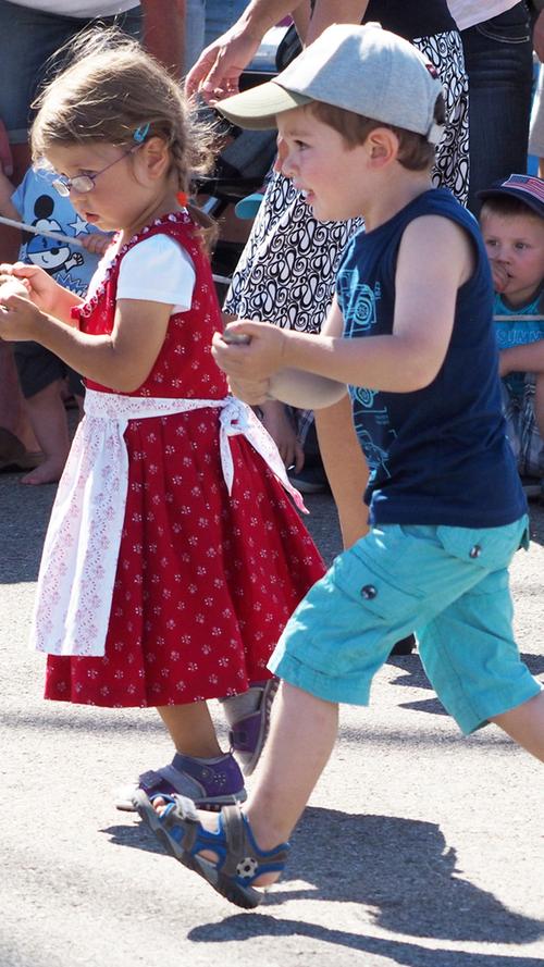 Von Sackhüpfen bis Eierlauf: Der Kindertag auf der Weißenburger Kirchweih