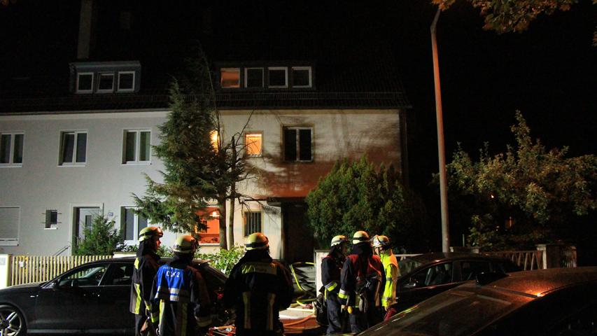 Die Scheiben im Erdgeschoss eines Mehrfamilienhauses in der Blütenstraße in Nürnberg-Mögeldorf waren zerborsten. Zuvor war dicker Rauch aus dem Inneren gequollen. Für einen 88-Jährigen, der allein dort wohnte, kam jede Hilfe zu spät. Er starb noch vor Ort.