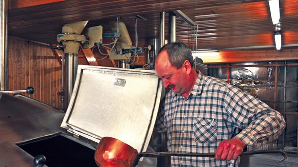 Vollbier Hell: Ein richtig feines Helles aus Mittelfranken. Auch wenn die Brauerei fast als Museum zu sehen ist, entstehen hier große Biere. Gerade die Nähe zu Oberbayern, der angestammten Heimat dieses Bierstiles, hat Thomas Wurm angespornt, hier ein echtes Juwel für den täglichen Durst zu erschaffen.