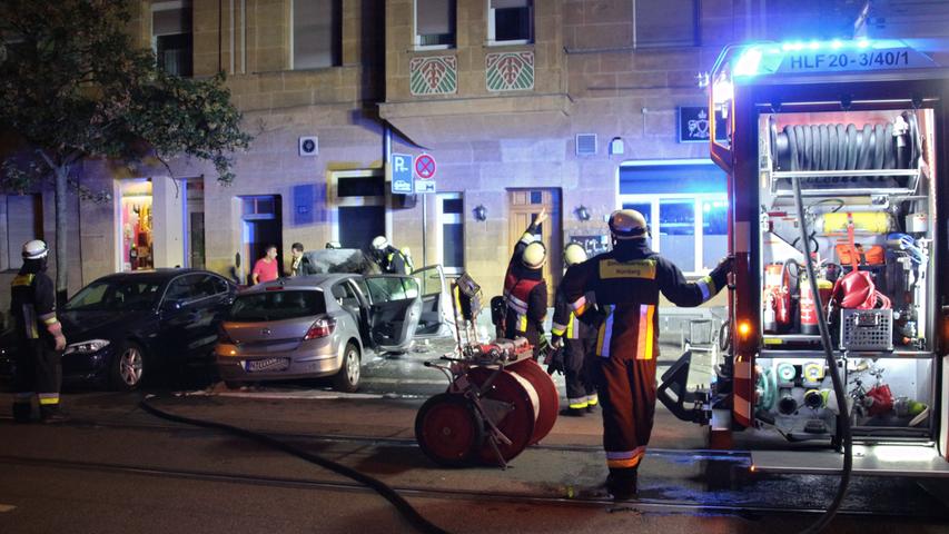Nürnberger Südstadt: Geparktes Auto fängt einfach Feuer