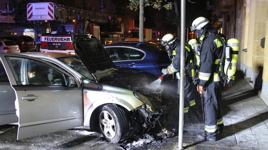 Nürnberger Südstadt: Geparktes Auto fängt einfach Feuer