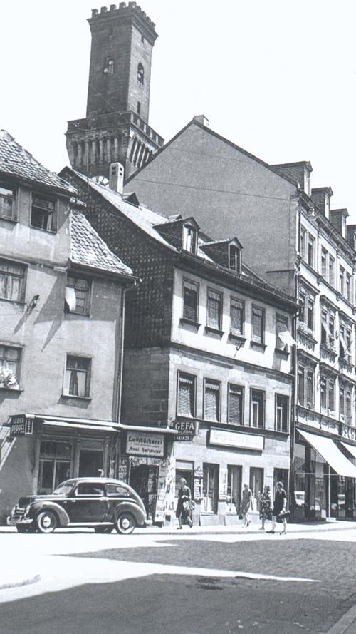 In alten Fotografien leben Erinnerungen an die Sternstraße (heute Ludwig-Erhard-Straße) hinter dem Rathaus weiter, in der nicht nur das legendäre Café Fürst zu finden war...