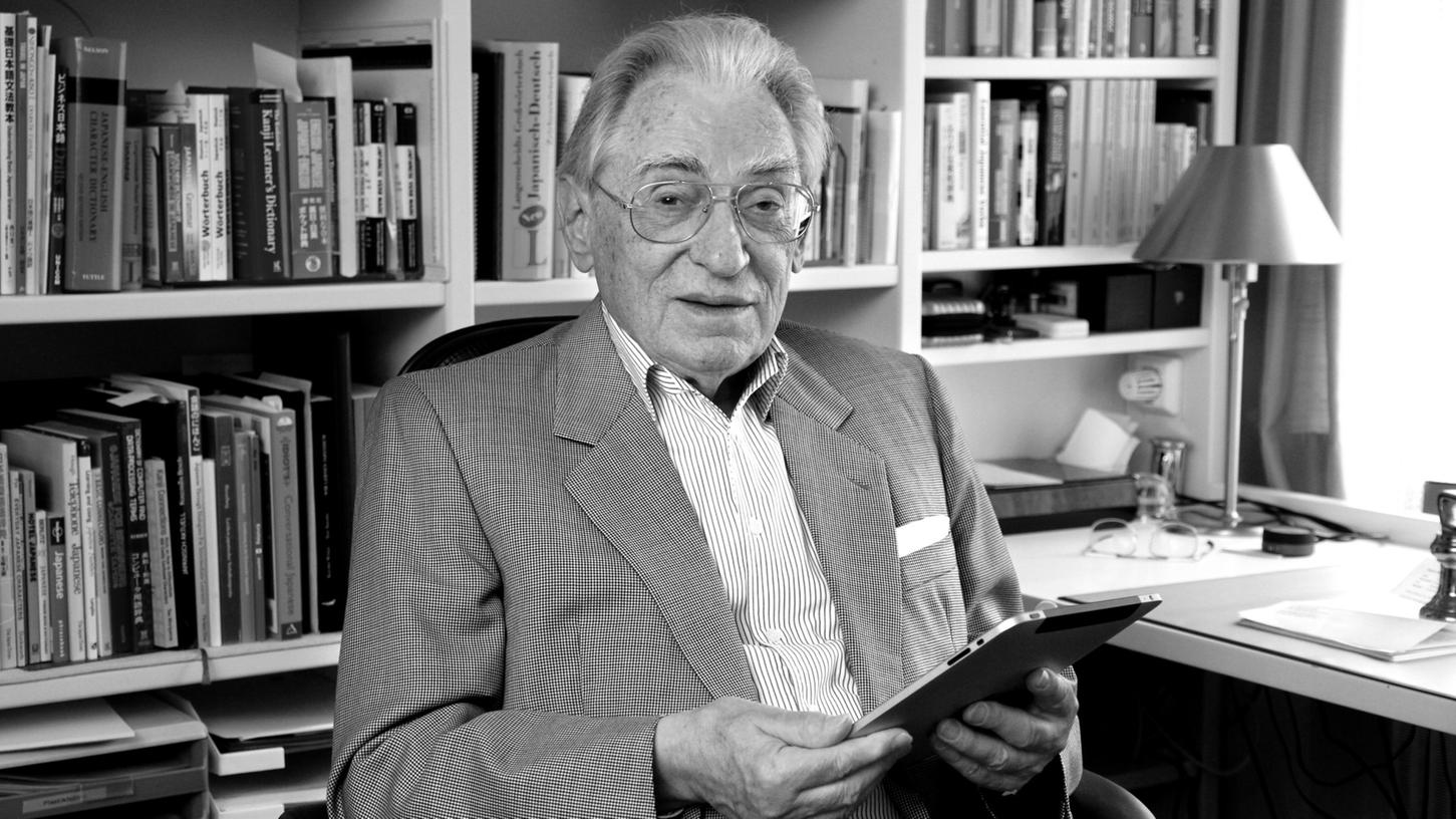 Heinz Sebiger, hier im Alter von 87 Jahren, war bis zuletzt sehr vielseitig interessiert. Das iPad half ihm beim Japanisch-Lernen.