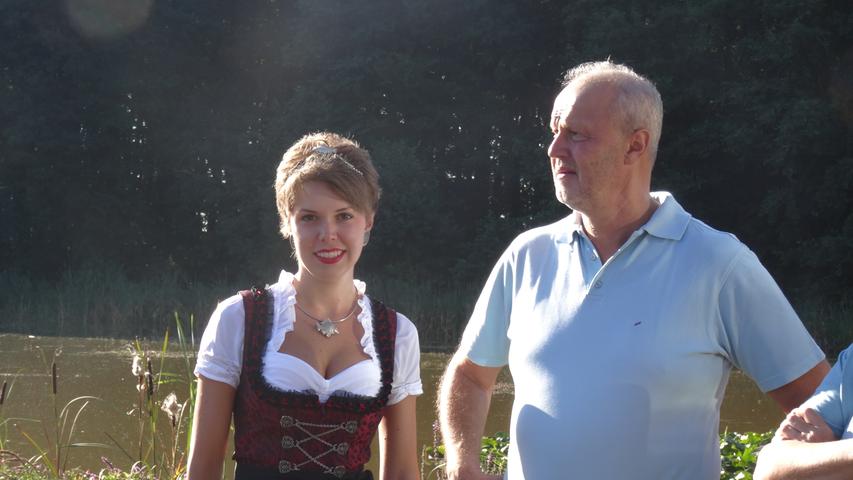 Katrin I. mit dem Vorsitzenden von "Karpfenland Aischgrund", Gerald Brehm.
