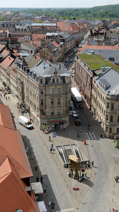 Blick auf den Kohlenmarkt und die ersten Meter der Fußgängerzone. 2009 erwarb die Volksbank-Raiffeisenbank das ehemalige Kaufhaus (auf dem Bild nicht zu sehen).