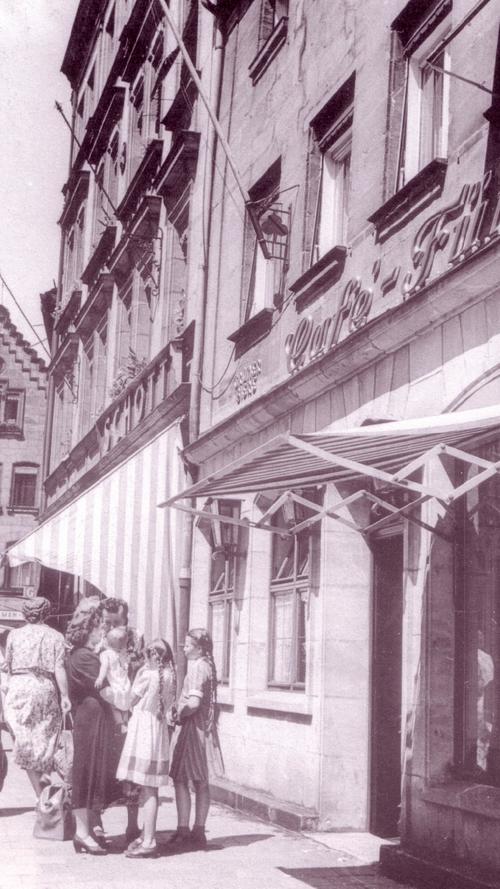 Das Café Fürst - hier eine Aufnahme aus dem Jahr 1949 - war zunächst ein klassische Kaffeehaus mit Flair und bekannt für seine berühmten Gäste, zu denen auch Max Grundig zählte. Vor dem Abriss erlebte es eine Renaissance als Szenetreff und Kleinkunstbühne.