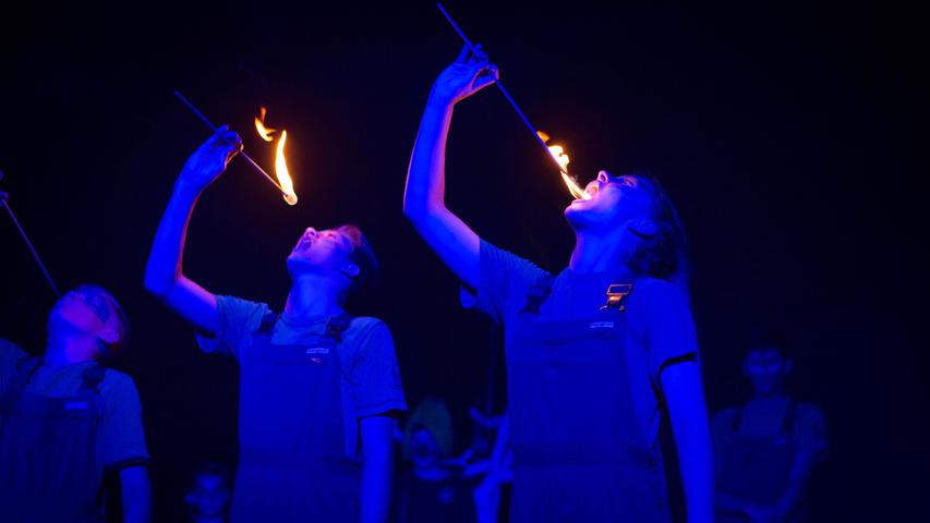 Bodenakrobatik, Trapezkunst, Feuerjonglage und Clownerie: Eine ganze Show haben die Kinder des Ferienzirkus‘ Sternschnuppe auf die Beine gestellt.