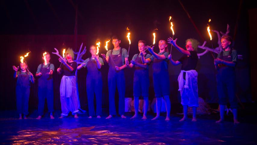 Bodenakrobatik, Trapezkunst, Feuerjonglage und Clownerie: Eine ganze Show haben die Kinder des Ferienzirkus‘ Sternschnuppe auf die Beine gestellt.