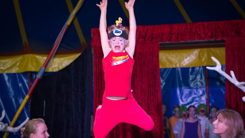 Bodenakrobatik, Trapezkunst, Feuerjonglage und Clownerie: Eine ganze Show haben die Kinder des Ferienzirkus‘ Sternschnuppe auf die Beine gestellt.
