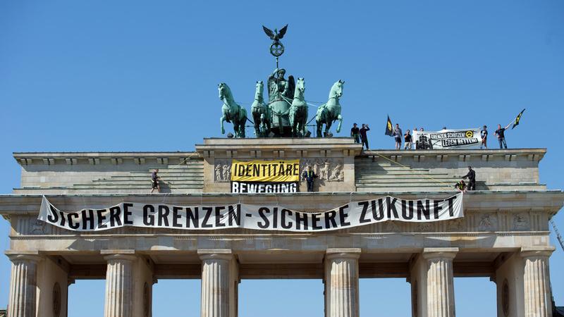 Rechte Aktivisten: Identitäre kapern Brandenburger Tor