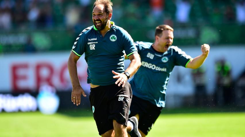Der Jubel kannte keine Grenzen. Trainer Stefan Ruthenbeck stürmte das Spielfeld und feierte mit seiner Mannschaft und den Fans den Last-Minute-Sieg gegen Erzgebirge Aue.