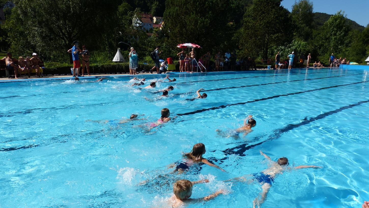 Zug um Zug zum Ziel: Dutzende Kinder nahmen beim "Swim & Run" in Egloffstein teil.