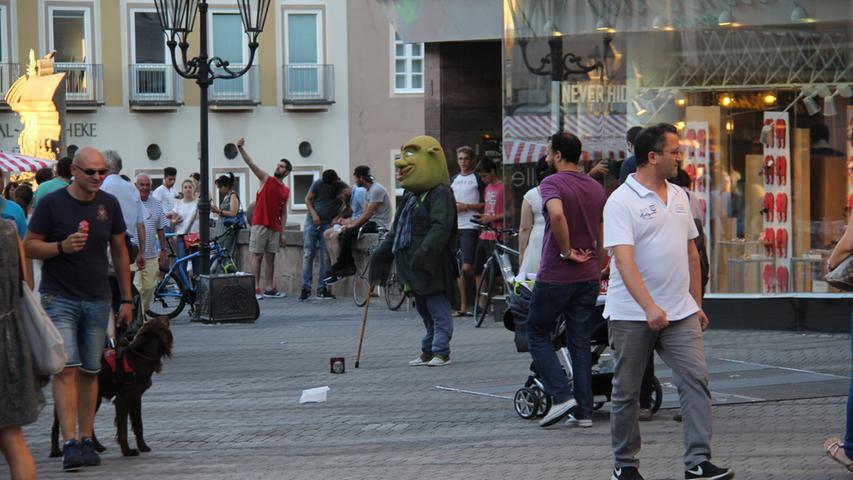 Shrek war auch da, er stand an der Museumsbrücke. Der arme Kerl schwitzte bestimmt höllisch in seinem Kostüm.