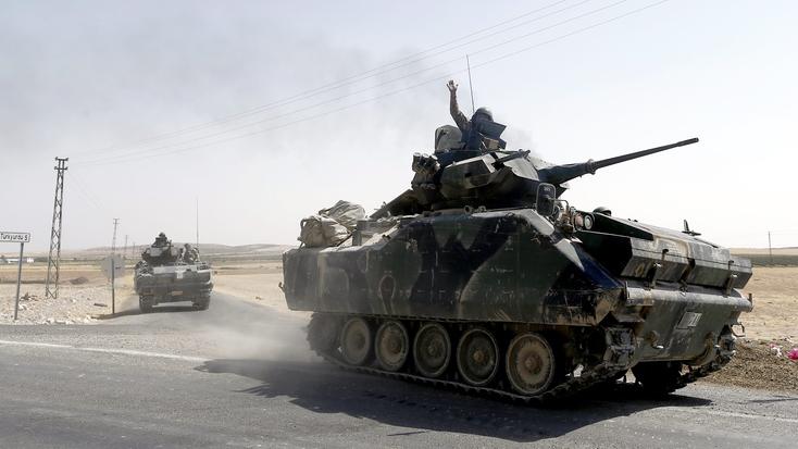 Die türkische Armee geht in die Offensive. Kurdische Kämpfer sollen in Syrien massiv zurückgedrängt werden.