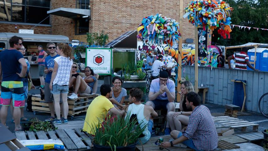 Bunte Farben, gute Laune: Das Sommerfest auf dem Quelle-Parkplatz