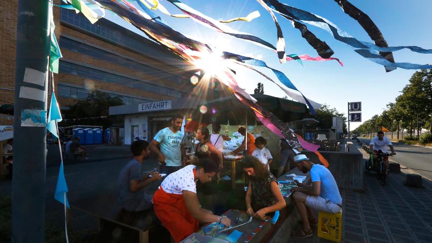 Bunte Farben, gute Laune: Das Sommerfest auf dem Quelle-Parkplatz
