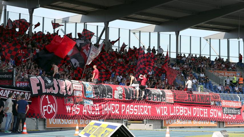 Da waren die mitgereisten Fans des 1. FC Nürnberg noch zuversichtlich. Beim Spiel in Braunschweig wurde der FCN wie immer von seinen Anhängern unterstützt. Einige sollten die weite Reise aber nachher sicherlich bereut haben.