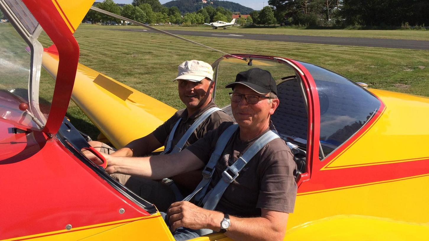 Aus luftiger Höhe suchen Thomas Seger (links) und Pilot Harald Ullmann nach Waldbränden.