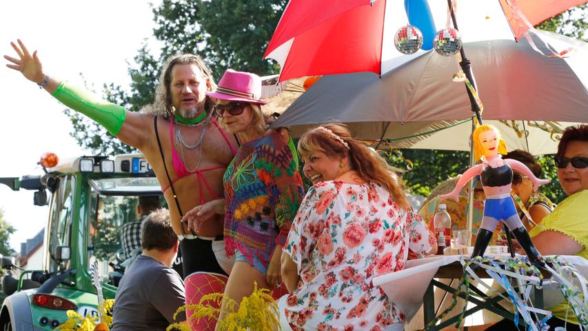 Die Fürberger nutzten das perfekte Sommerwetter nicht nur für ihren Festzug durch den Ort, sondern veranstalteten auch gleich noch einen farbenfrohen Badetag.