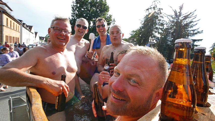 Die Fürberger nutzten das perfekte Sommerwetter nicht nur für ihren Festzug durch den Ort, sondern veranstalteten auch gleich noch einen farbenfrohen Badetag.