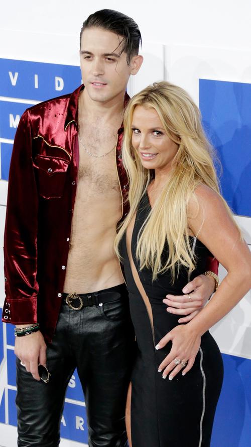 Auch mit dabei: Britney Spears . Zusammen mit Rapper G-Eazy feierte sie ihr Comeback nach mehrjähriger Abwesenheit bei den MTV-Awards.