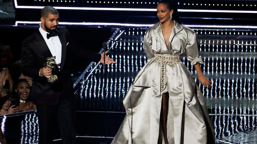 Ausgezeichnet wurde Rihanna mit dem Michael Jackson Video Vanguard Award von Rapper Drake .