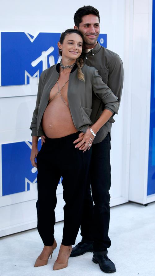 Schauspieler Nev Schulman kam mit seiner schwangeren Freundin Laura Perlongo . Sie fiel vor allem wegen ihres Outfits auf. Obenrum trug sie quasi fast nichts.