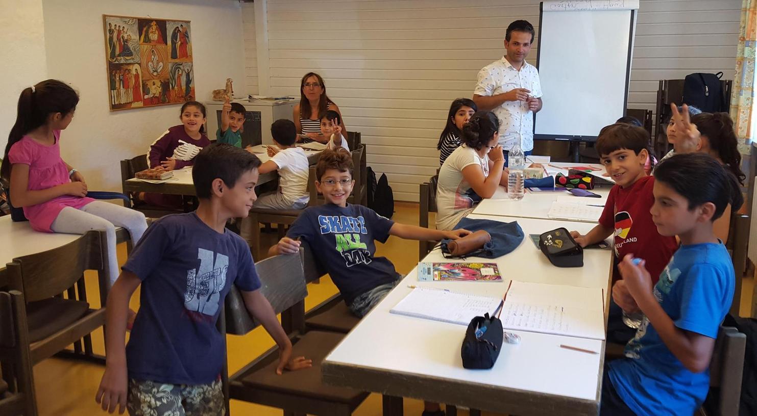 Ehrenamtliche unterrichten Asylbewerberkinder in den Ferien