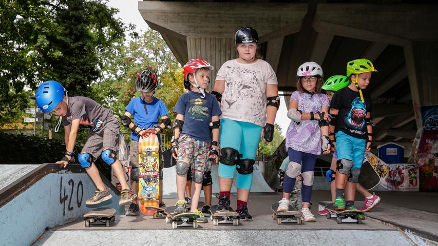 Im Rahmen des Erlanger Ferienprogramms versuchten sich zahlreiche Kinder beim Skateboard-Fahren. Ein Kursleiter zeigte, wie es geht, und half, wo er konnte.